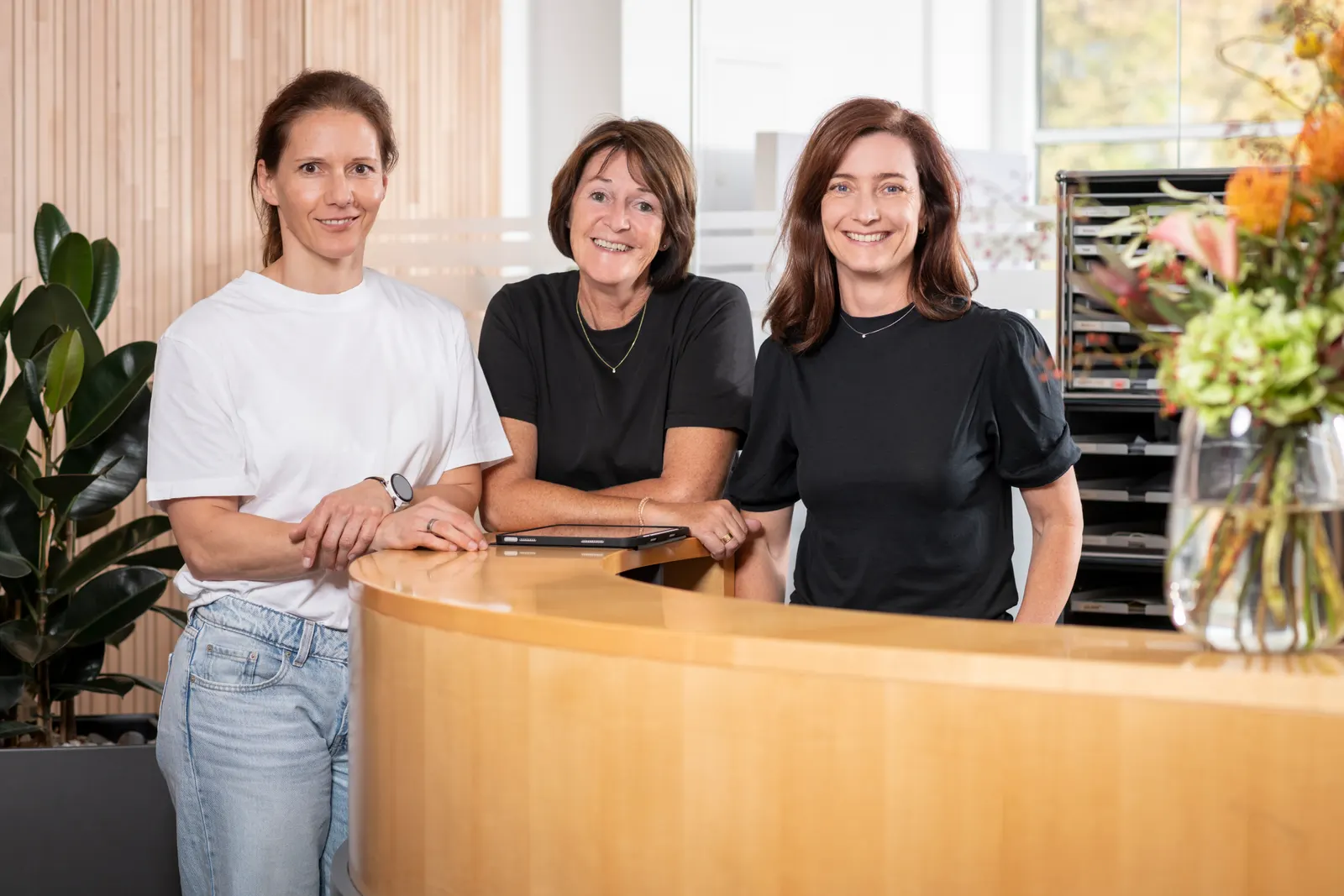 Die drei Leiterinnen des Therapiehauses in den Praxisräumen