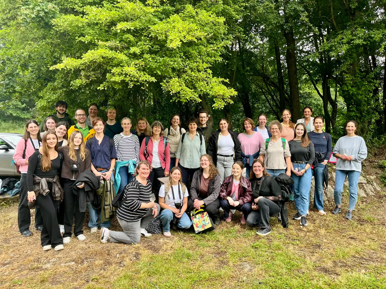 Gruppenfoto des Teams des Therapiehauses Ludwigstraße im Grünen